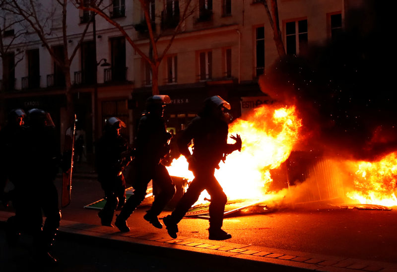 © Reuters. اندلاع اشتباكات في باريس أثناء احتجاجات ضد ماكرون
