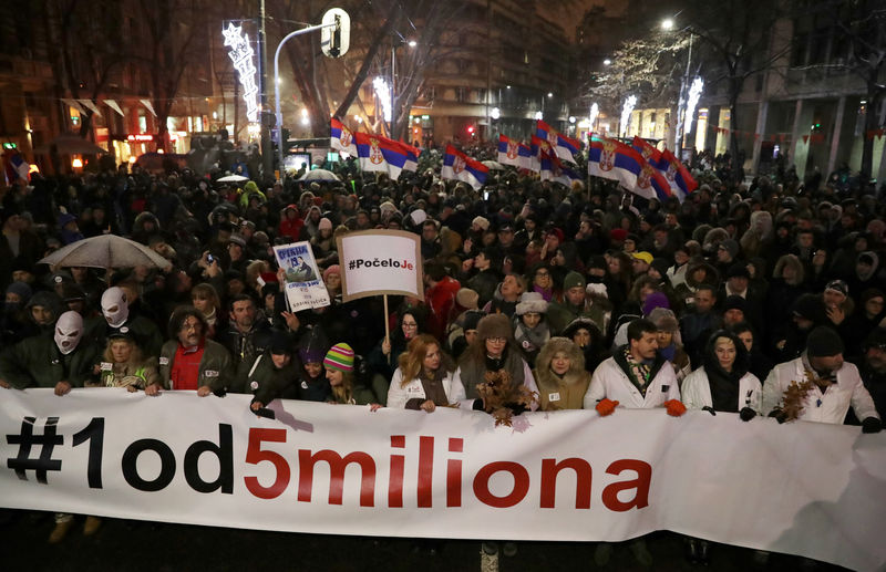 © Reuters. الآلاف يتظاهرون في بلجراد ضد الرئيس الصربي