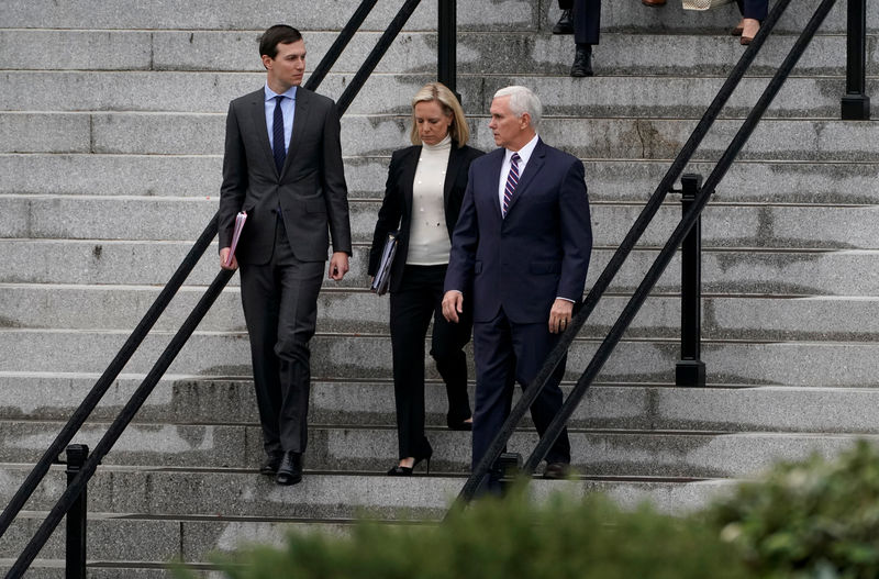 © Reuters. El asesor de la Casa Blanca Jared Kushner (izquierda), la secretaria de Seguridad Nacional, Kirjsten Nielsen, y el vicepresidente de Estados Unidos, Mike Pence, salen de una reunión con negociadores demócratas en Washington.
