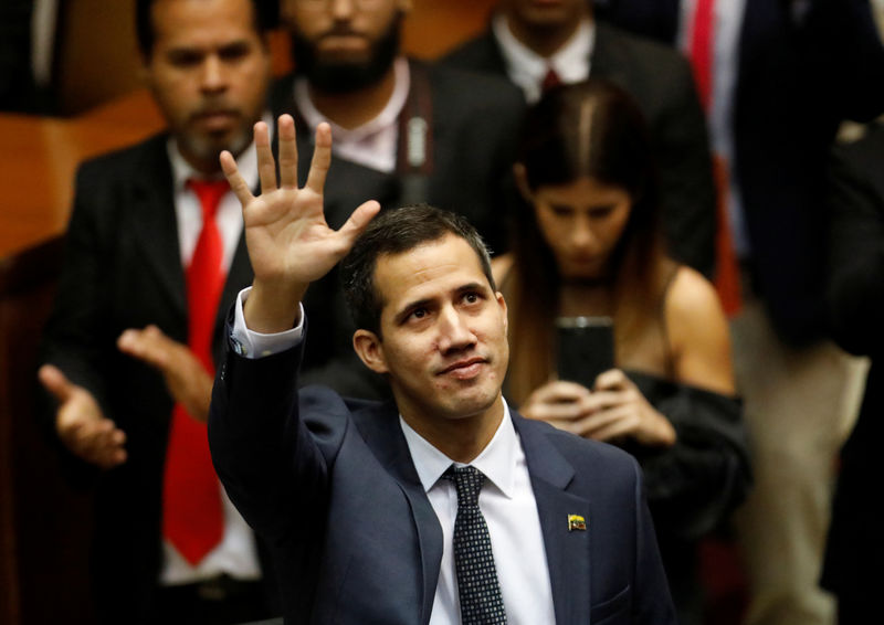 © Reuters. Juan Guaidó, legislador del Partido Voluntad Popular y nuevo presidente de la Asamblea Nacional, saluda a su llegada al Congreso en Caracas.