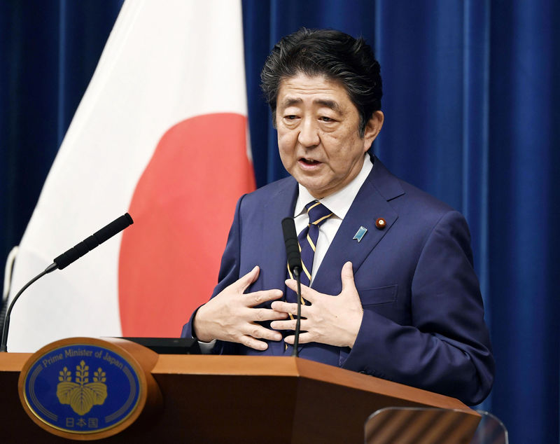 © Reuters. Japan's PM Shinzo Abe speaks during a news conference at Abe's official residence in Tokyo