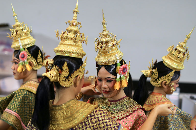 © Reuters. رقصة تقليدية كمبودية تنجو من الخمير الحمر وتصل إلى قائمة اليونسكو