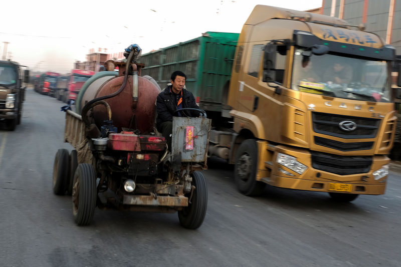 © Reuters. الصين تفرض قيودا على شاحنات الديزل وتحسن معايير الوقود