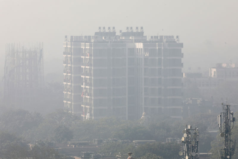 © Reuters. الضباب الدخاني ينقشع بفعل أمطار في نيودلهي وجودة الهواء "سيئة للغاية"