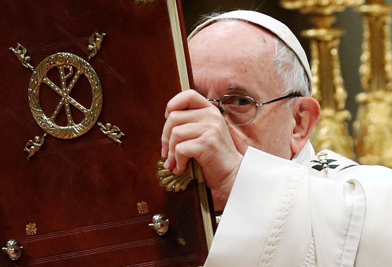 © Reuters. El Papa entra en la disputa por los barcos con migrantes y pide que los reciban en puerto