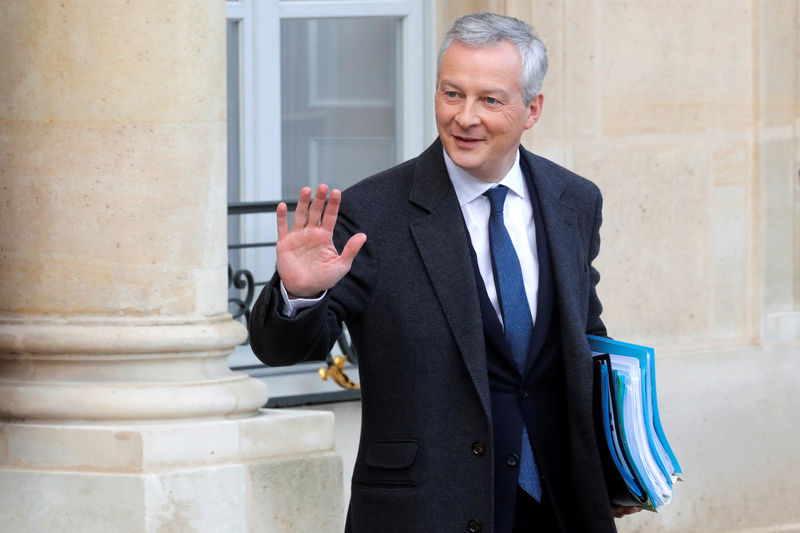 © Reuters. FILE PHOTO: French Finance Minister Bruno Le Maire leaves following the weekly cabinet meeting at the Elysee Palace in Paris