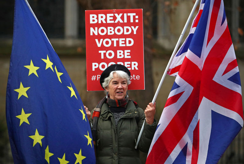 © Reuters. استطلاع: البريطانيون يريدون الآن البقاء في الاتحاد الأوروبي وإجراء استفتاء ثان