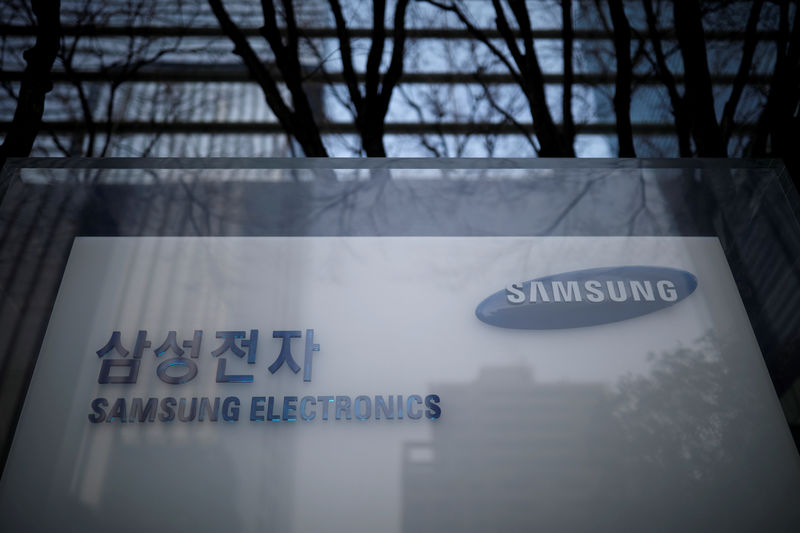 © Reuters. FILE PHOTO - The logo of Samsung Electronics is seen at its office building in Seoul