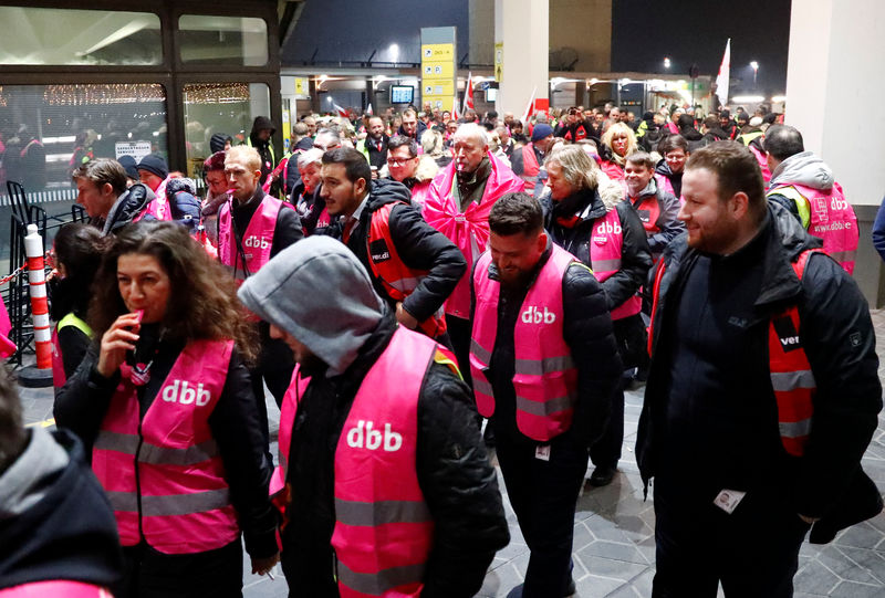 © Reuters. Members of unions take part in a strike by ground security inspection staff at Tegel airport in Berlin