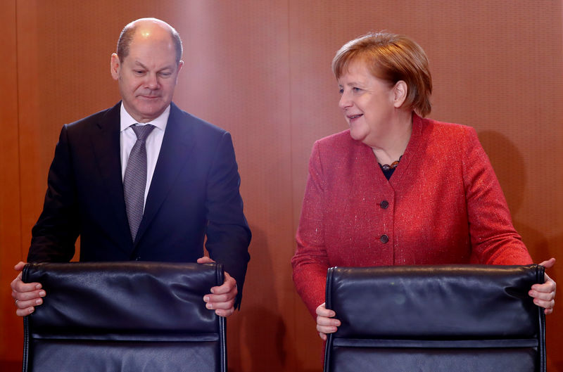 © Reuters. German Chancellor Angela Merkel and Finance Minister Olaf Scholz attend the weekly cabinet meeting in Berlin