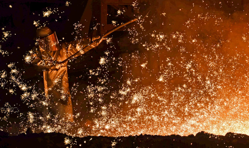 © Reuters. FOTO DE ARCHIVO: Un trabajador siderúrgico en un horno de la planta de la siderúrgica alemana Salzgitter AG en Salzgitter