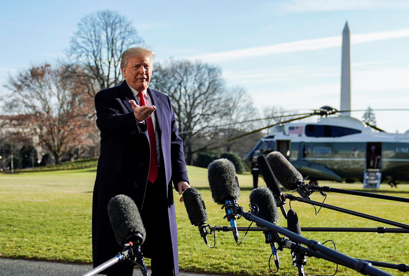 © Reuters. Presidente dos EUA, Donald Trump, concede entrevista ao retornar de Camp David para a Casa Branca