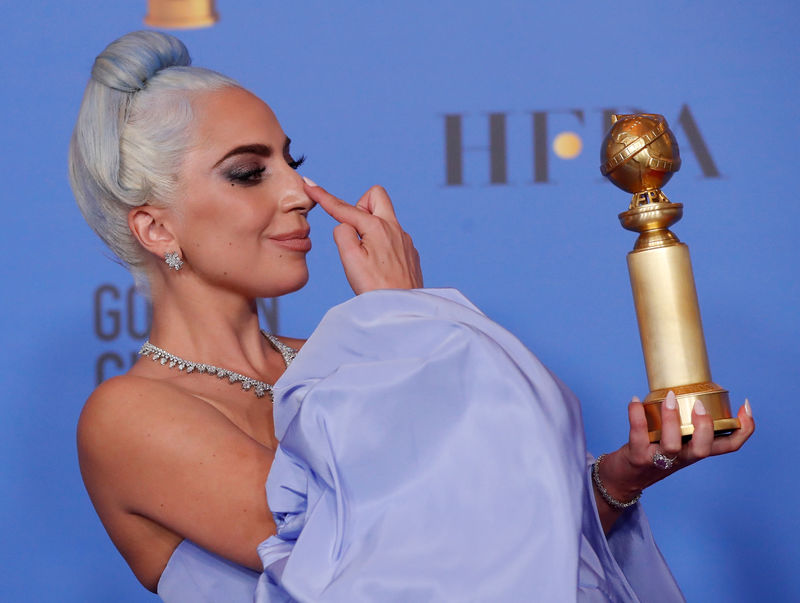 © Reuters. Lady Gaga posa com estatueta do Globo de Ouro