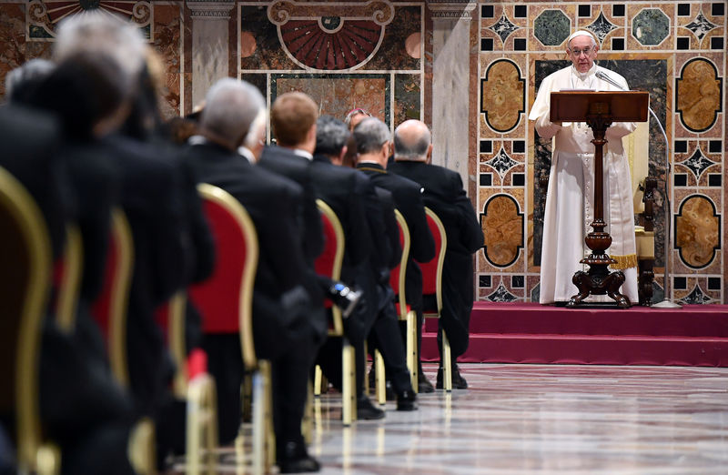 © Reuters. Papa Francisco discursa para diplomatas no Vaticano