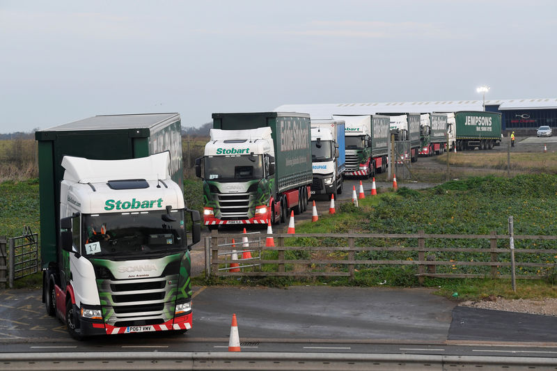 © Reuters. Camiones salen del aeropuerto de Manston en dirección al Puerto de Dover para asistir a un ensayo de los trastornos que podría generar un Brexit sin acuerdo en Kent
