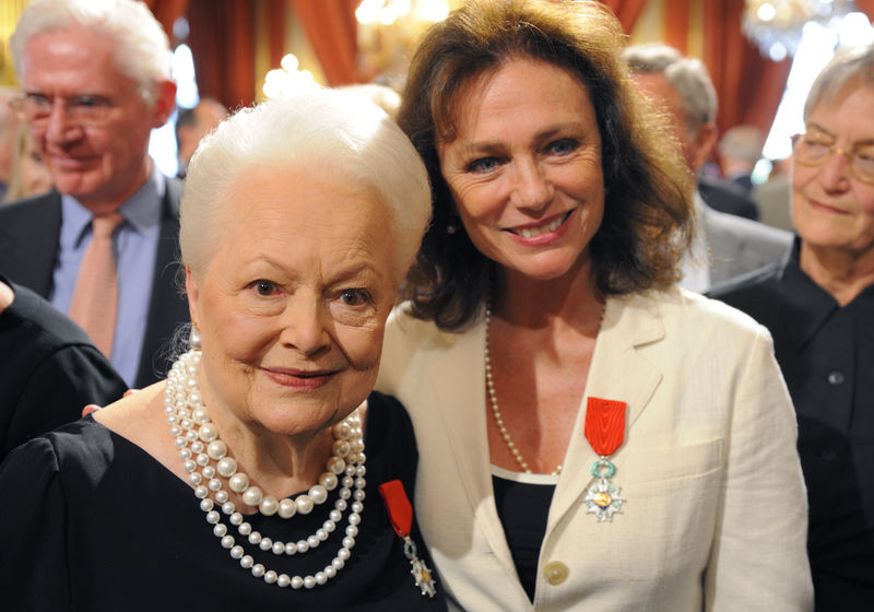 © Reuters. Actresses Bisset and de Havilland pose together after they were awarded with the Legion d'honneur in Paris
