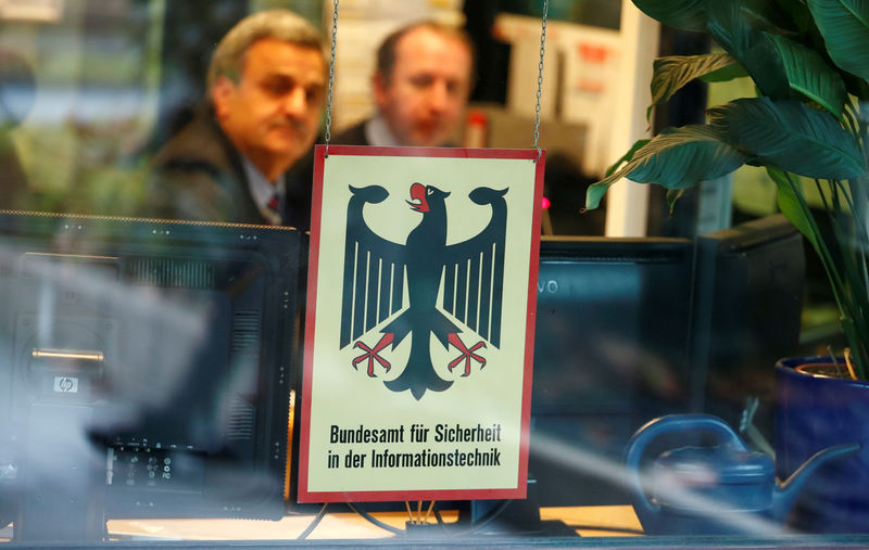 © Reuters. Agentes de segurança na sede do serviço nacional de segurança cibernétia da Alemanha, em Bonn