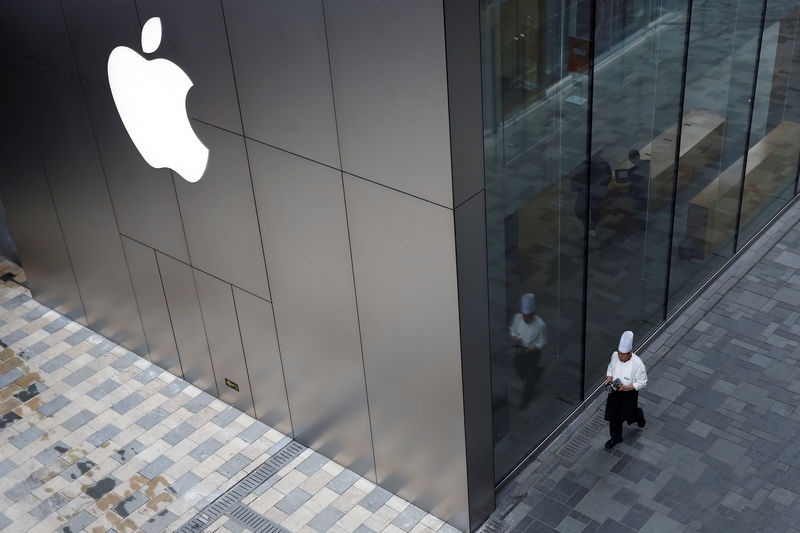 © Reuters. Homem passa em frente a loja da Apple em Pequim