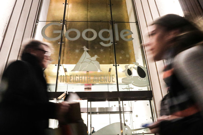 © Reuters. Pedestres passam em frente ao prédio do Google em Nova York
