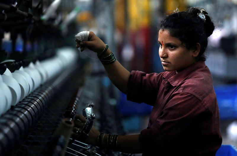 © Reuters. Mulher trabalha em confecção em Mumbai