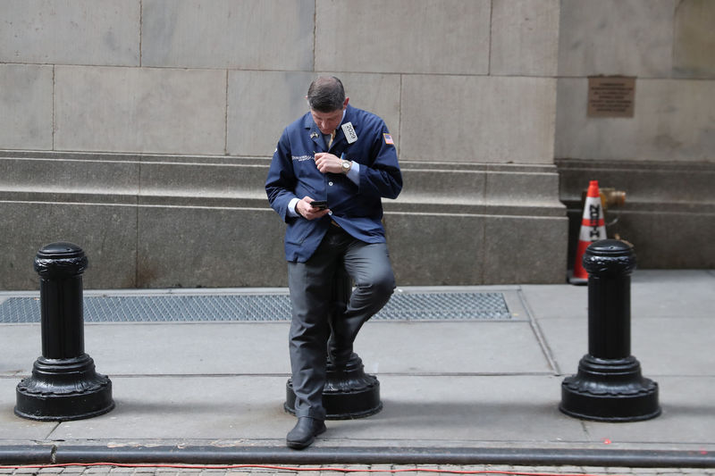 © Reuters. Un operador fuera de la Bolsa de Nueva York en Manhattan. Imagen de archivo