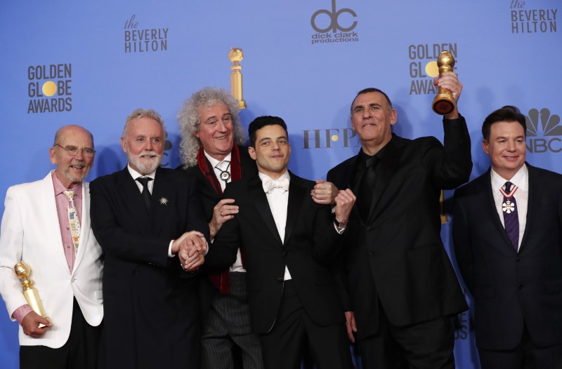 © Reuters. Jim Beach, Roger Taylor, Rami Malek --com seu prêmio de Melhor Ator--, Graham King e Mike Meyers posam para foto no Globo de Ouro