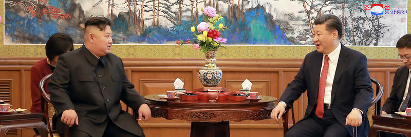 © Reuters. Presidente chinês, Xi Jinping, e líder norte-coreano, Kim Jong-un, durante encontro emm Pequim em junho de 2018