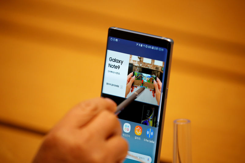 © Reuters. A man tries out a Samsung Electronics' Galaxy Note 9 at its store in Seoul