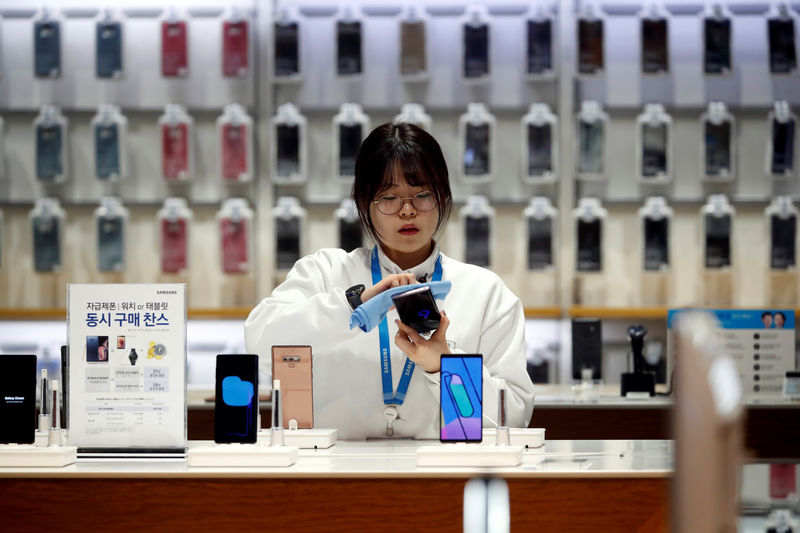 © Reuters. An employee wipes a Samsung Electronics' Galaxy Note 9 at its store in Seoul
