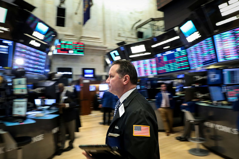 © Reuters. Un operador trabajando en el piso de la Bolsa de Valores de Nueva York (NYSE)