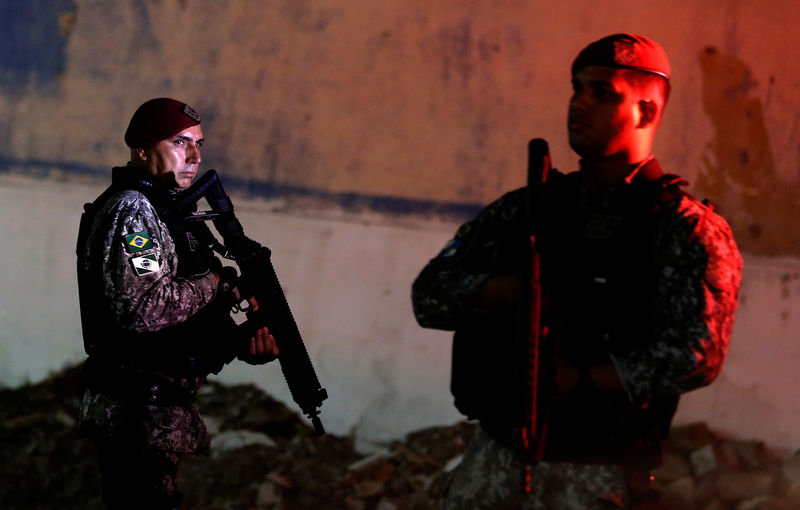 © Reuters. Foto del lunes de agentes de las fuerzas de seguridad de Brasil patrullando el barrio de Pajucara en Fortaleza