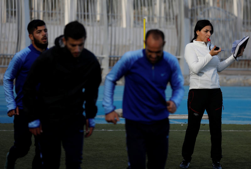 © Reuters. Maha Jannoud, durante una sesión de entrenamiento del equipo masculino de fútbol al-Muhafaza en Damasco