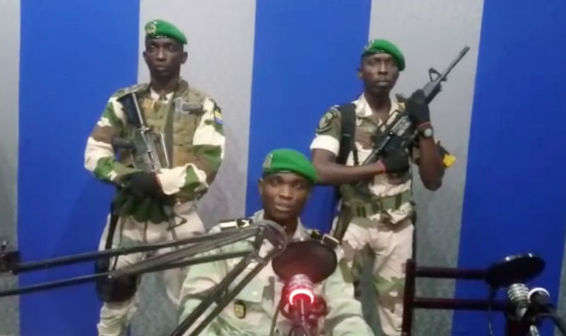 © Reuters. Imagen fija tomada de un video publicado el 7 de enero de 2019, muestra a oficiales militares dando una declaración de una estación de radio en Libreville, Gabón