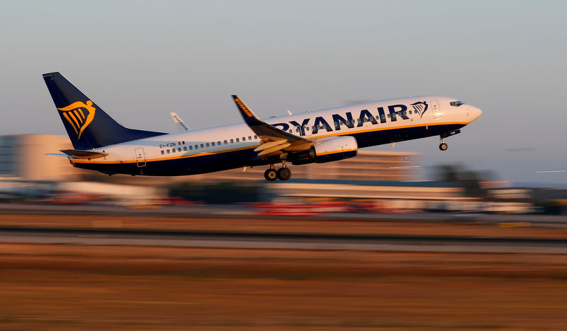 © Reuters. FILE PHOTO: A Ryanair Boeing 737 airplane takes off from the airport in Palma de Mallorca