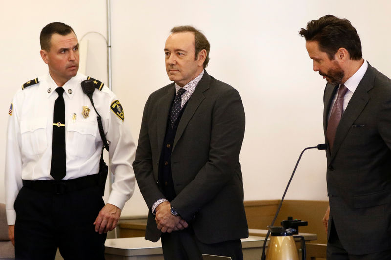 © Reuters. El actor Kevin Spacey (al centro en la imagen) en la corte de distrito de Nantucket en Nantucket, EEUU