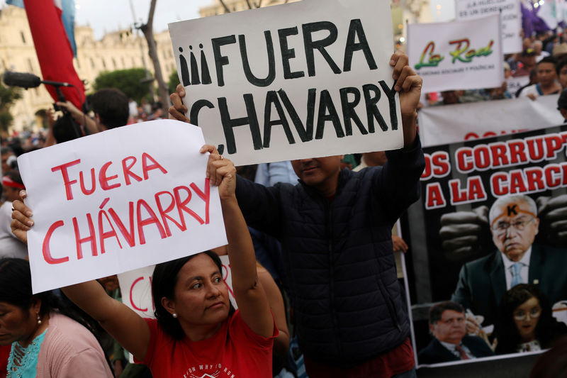 © Reuters. Manifestantes protestam contra procurador-geral peruano, Pedro Chávarry, em Lima