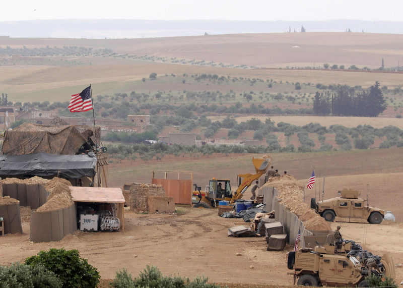 © Reuters. Fuerzas de EEUU en una base en Manbij