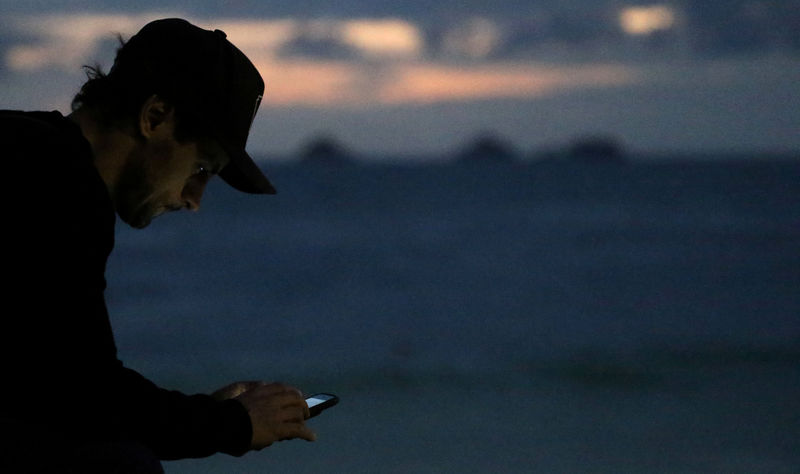 © Reuters. Homem usando celular no Rio de Janeiro