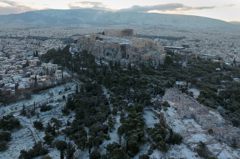 © Reuters. ثلوج في أثينا وسط أجواء باردة قياسية تعم اليونان