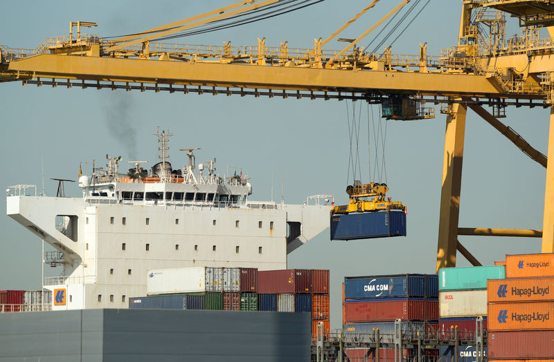 © Reuters. Bruselas pide a España e Italia que sus puertos paguen el impuesto de sociedades