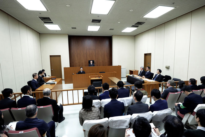 © Reuters. Juiz e espectadores em tribunal de Tóquio antes de audiência de Carlos Ghosn