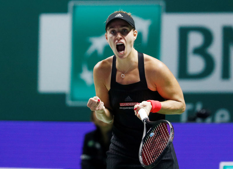 © Reuters. Kerber vence a Giorgi y avanza a cuartos de final en Sídney