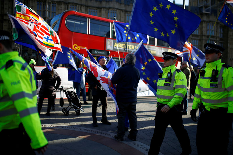 © Reuters. GRANDE-BRETAGNE: LES MANIFESTATIONS DEVANT LE PARLEMENT INQUIÈTENT