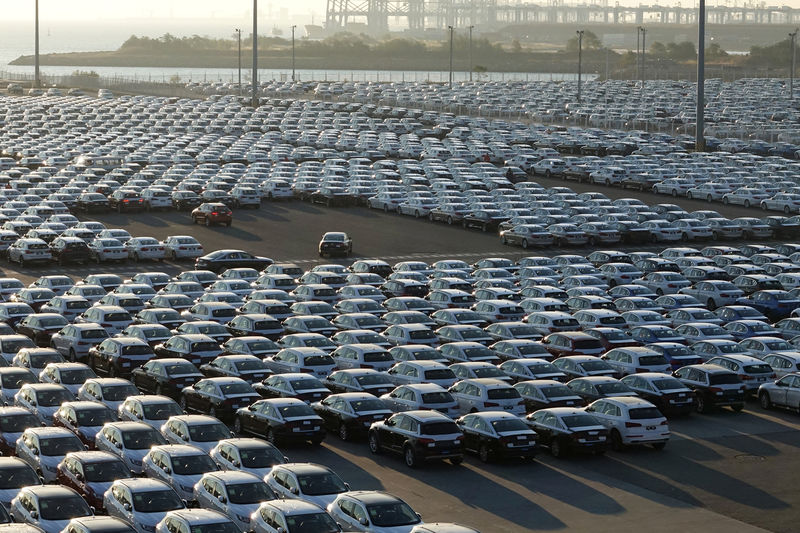 © Reuters. Newly manufactured cars are seen at the automobile terminal in the port of Dalian, Liaoning