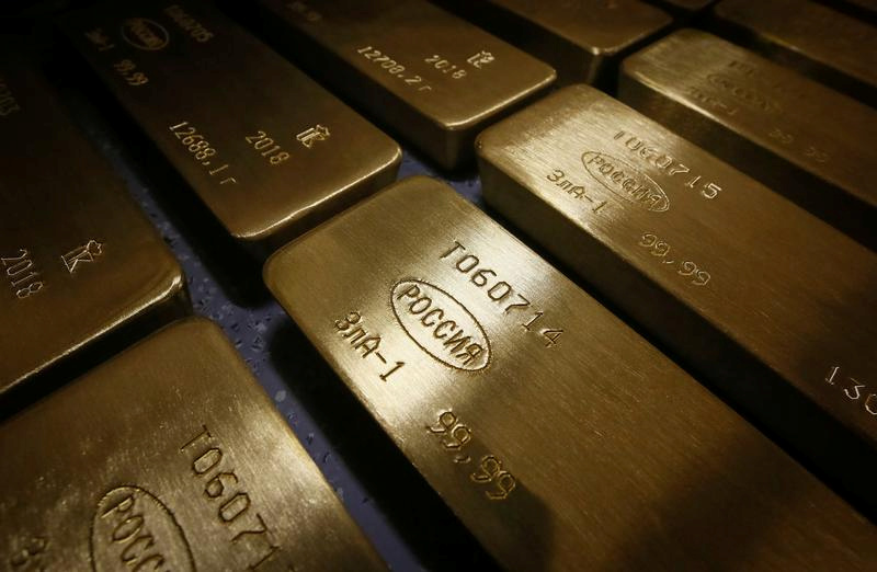 © Reuters. FILE PHOTO: Ingots of 99.99 percent pure gold are placed on a cart at the Krastsvetmet non-ferrous metals plant in the Siberian city of Krasnoyarsk