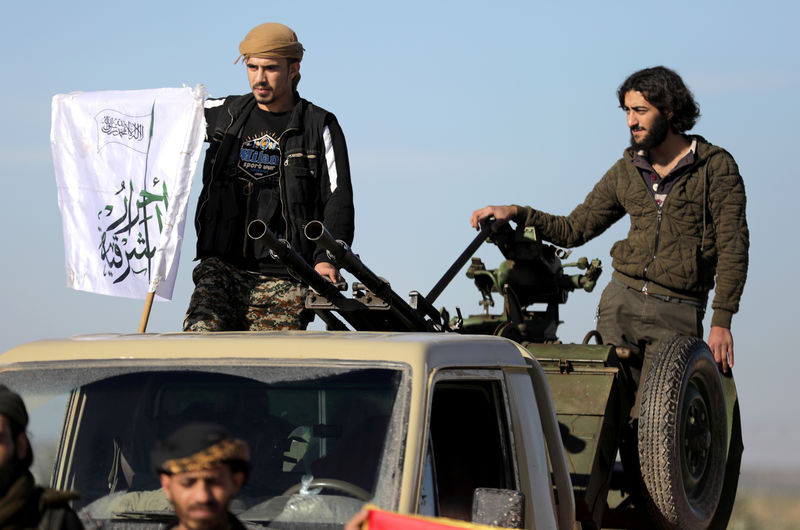 © Reuters. متشددون سوريون يواصلون الهجوم على مقاتلي معارضة تدعمهم تركيا