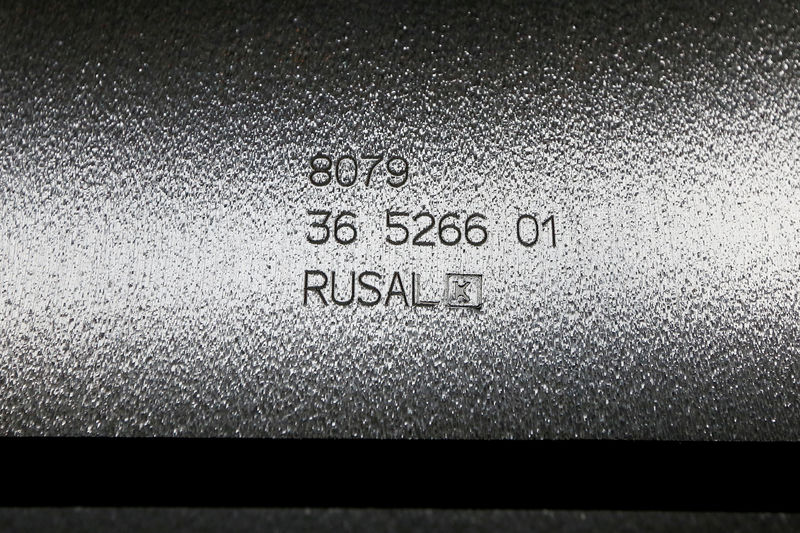 © Reuters. FILE PHOTO: Marked aluminium ingot is seen at foundry shop of Rusal Krasnoyarsk aluminium smelter in Krasnoyarsk