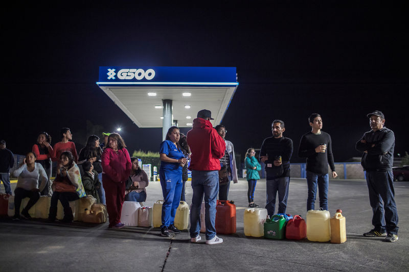 © Reuters. People queue to buy gasoline at a gas station in Morelia