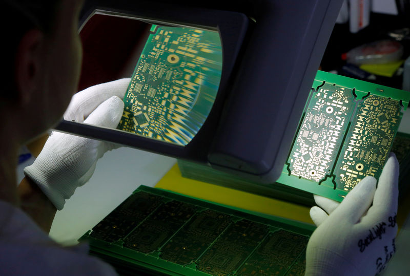 © Reuters. FILE PHOTO: A worker checks printed circuit boards PCBs at the production facility of Austrian PCB maker AT&S in Leoben