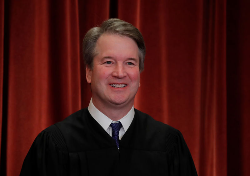 © Reuters. U.S. Supreme Court Justice Kavanaugh poses during group portrait at the Supreme Court in Washington